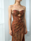 Abendkleid in rostorange mit Schlangenmuster, trägerlos, Meerjungfrauenform | Ballkleid mit Ausschnitt und Schnürung aus Spitze