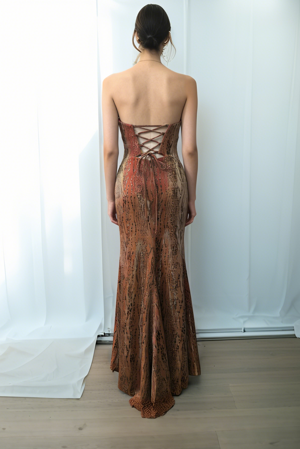 Abendkleid in rostorange mit Schlangenmuster, trägerlos, Meerjungfrauenform | Ballkleid mit Ausschnitt und Schnürung aus Spitze