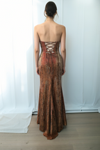 Abendkleid in rostorange mit Schlangenmuster, trägerlos, Meerjungfrauenform | Ballkleid mit Ausschnitt und Schnürung aus Spitze