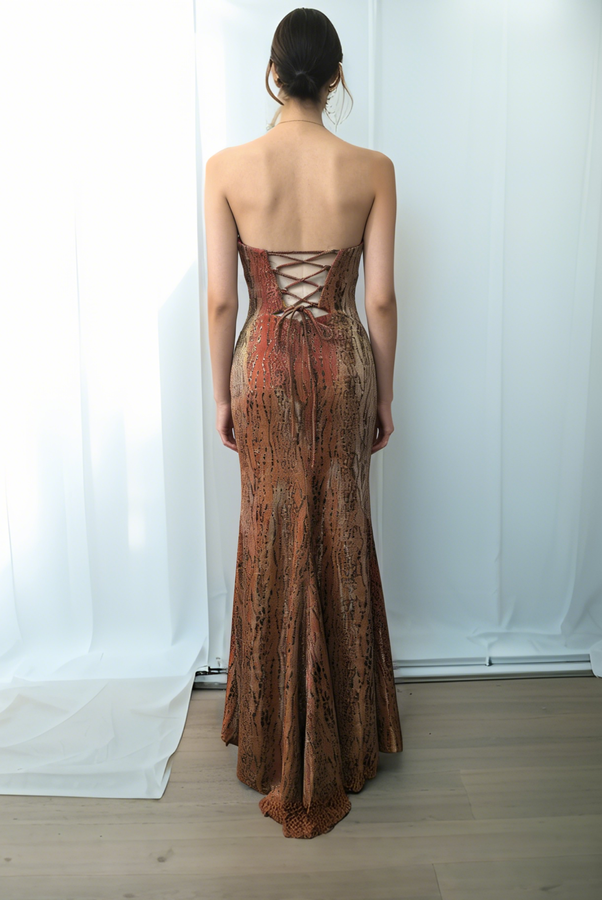 Vestido de Noite Sereia Sem Alças com Estampa de Cobra Laranja Ferrugem | Vestido de Baile com Recortes e Cordões de Renda
