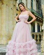 Abito da sera senza spalline a corpetto a linea ad A in tulle con balze