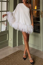 Vestido de Festa Mini com Bainha de Penas e Ombro a Descoberto Vegas Living