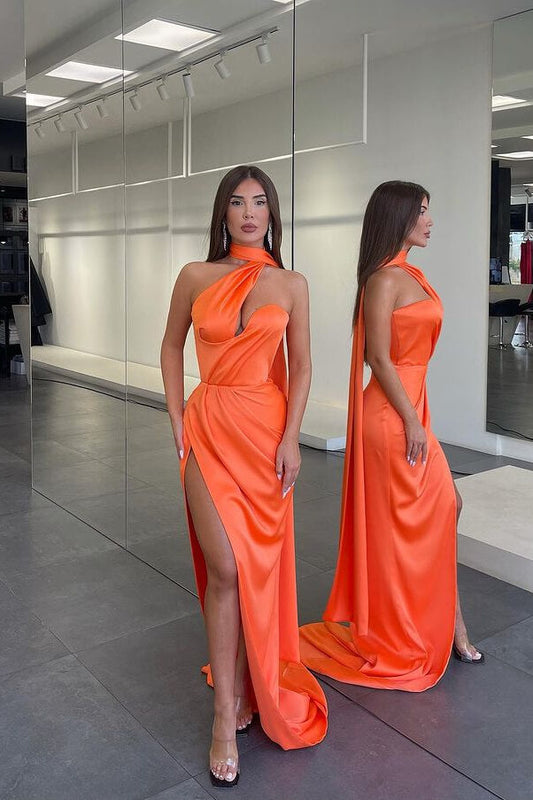 Vestido de fiesta estilo sirena de satén con cuello halter en color naranja retro y abertura coqueta