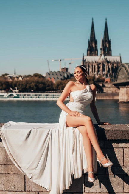 Obsessing – Langes, weißes Brautkleid mit One-Shoulder-Träger und ärmellosem Schlitz
