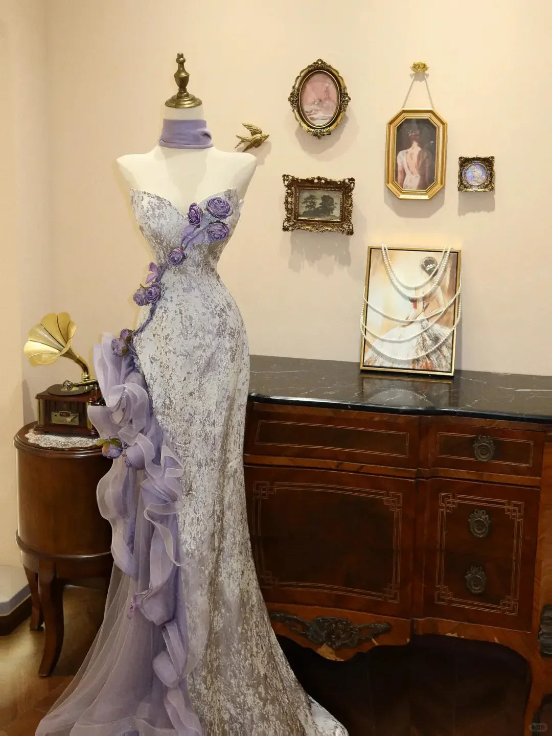 Vestido de Baile Roxo Glamouroso de Cetim e Tule, Modelo Sereia, Sem Alças, com Flores Y8601
