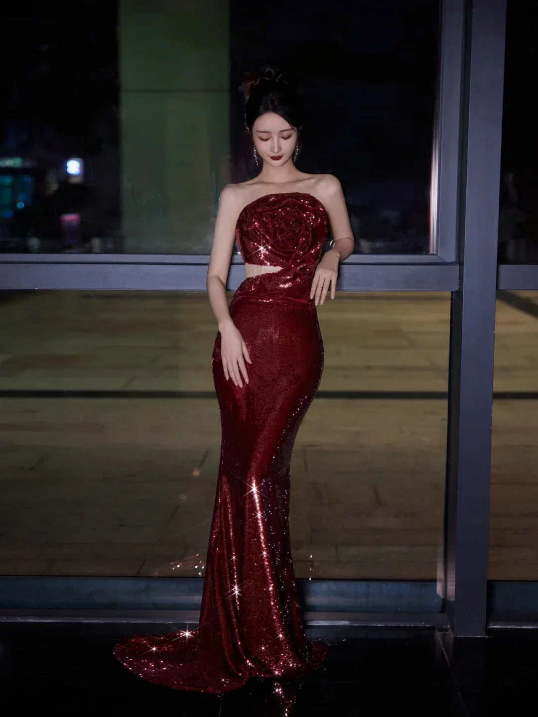 Robe de bal longue sirène bordeaux sans bretelles ornée de fleurs de rose en sequins Y8595