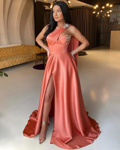 Vestido de fiesta largo estilo sirena con un hombro al descubierto y abertura frontal con cuentas