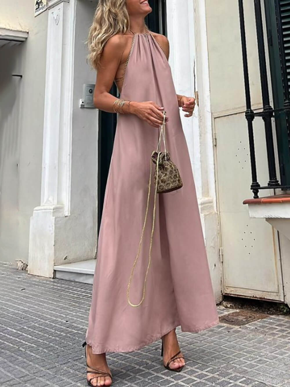Robe longue à col bénitier avec finitions dorées