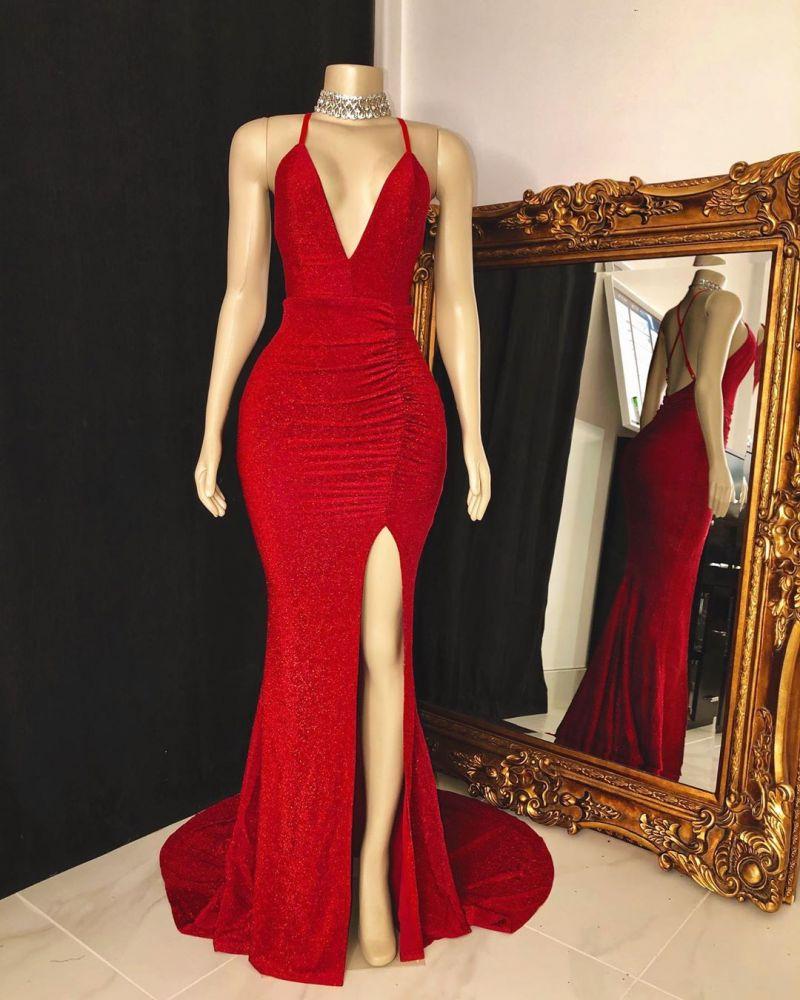 Vestido de cerimónia sem mangas com decote em V e alças ao pescoço, com racha atrevida