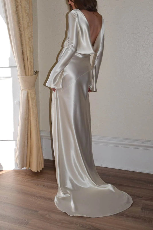 Pearl Eden – Maxikleid mit offenem Wasserfallausschnitt und Satinrücken 