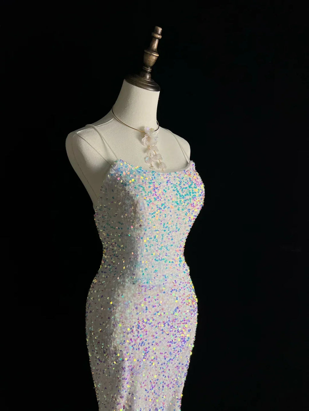 Abito da sera bianco scintillante con spalline sottili, paillettes, spacco da sirena e nappine Y8648