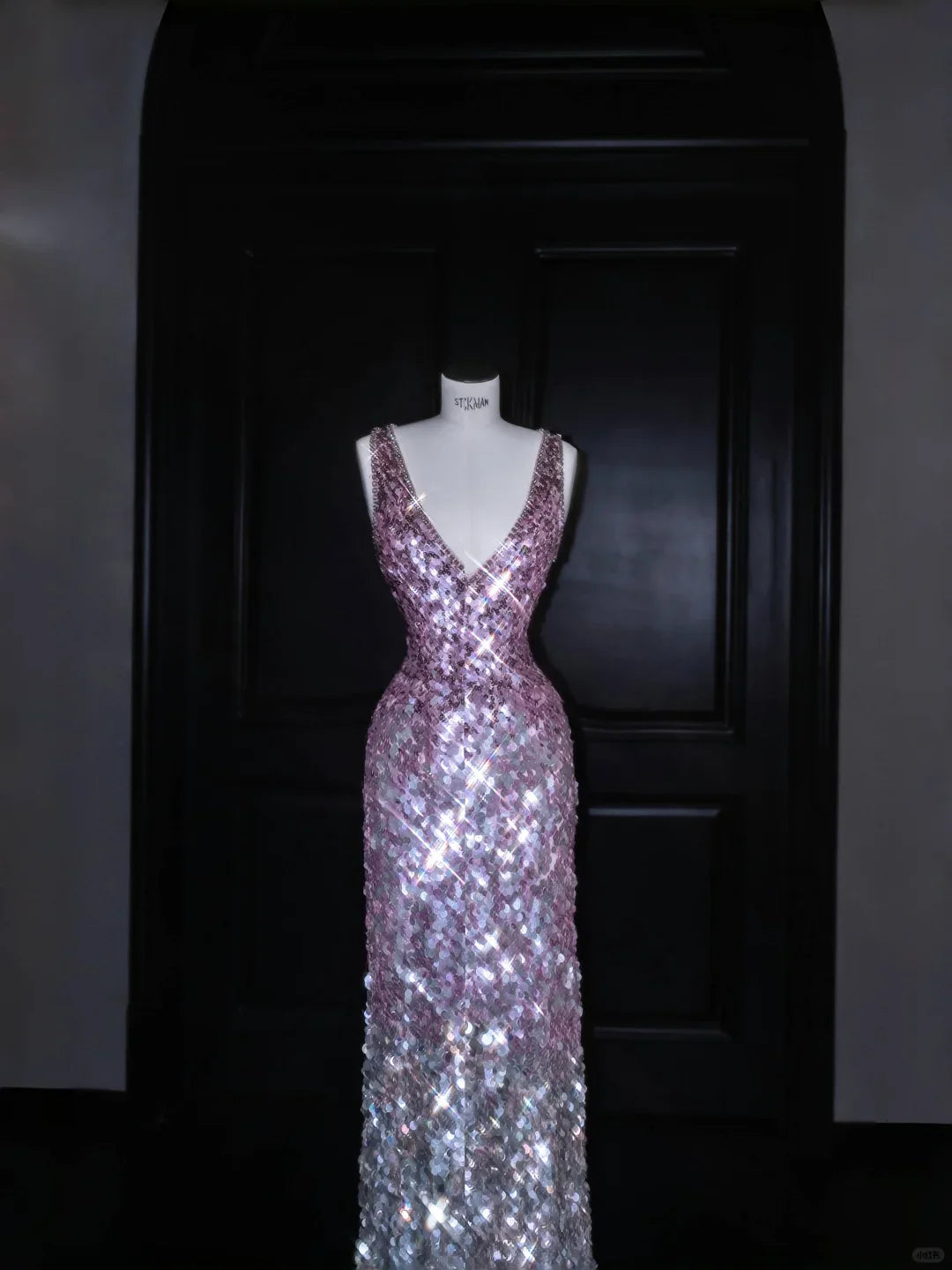 Splendido abito lungo da sera rosa con scollo a V e paillettes Y8688