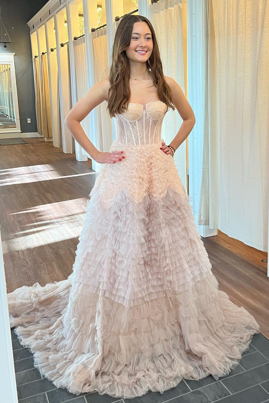 Vestido longo de baile em linha A com camadas de folhos em tule marfim e armação rígida