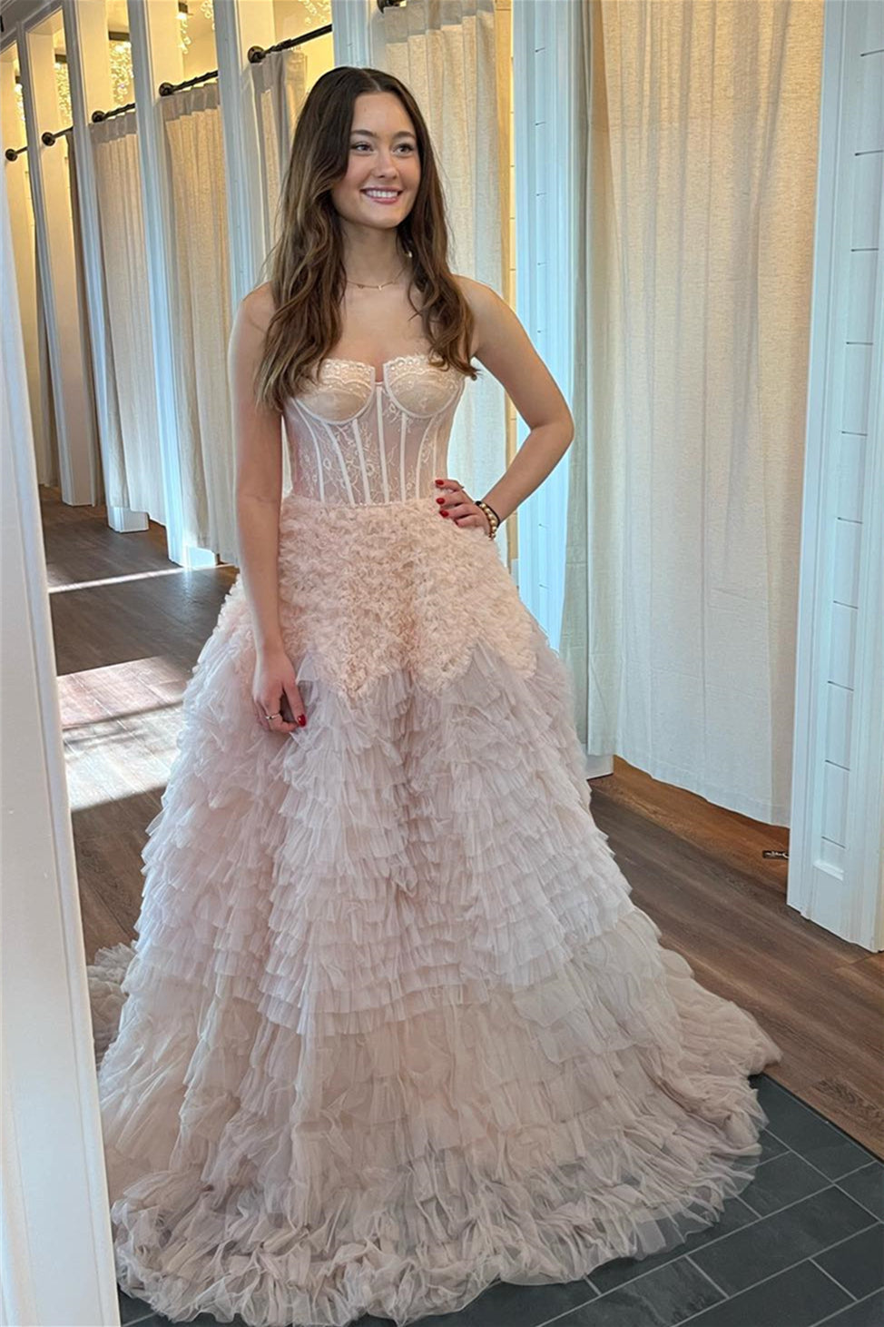 Vestido de fiesta largo de tul color marfil con volantes en capas y varillas en forma de A