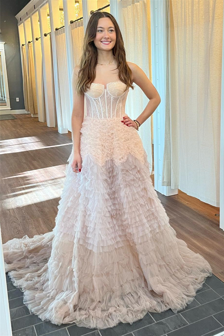 Vestido longo de baile em linha A com camadas de folhos em tule marfim e armação rígida