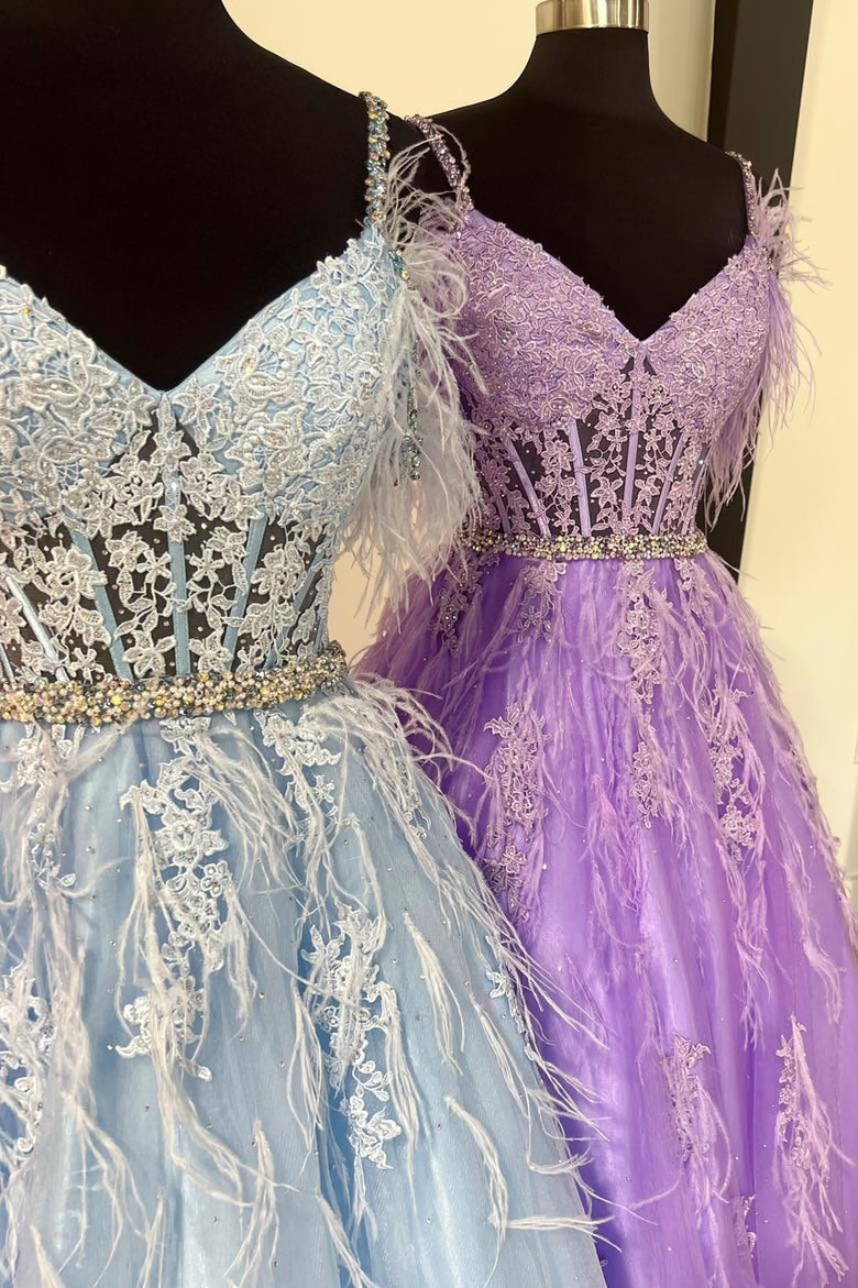 Abito da sera in tulle con scollo a V, pizzo, perline e piume