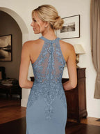 Vestido comprido azul poeirento justo com alças ao pescoço para mãe da noiva com apliques