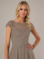 Abito da madre della sposa in chiffon e pizzo con scollo a barca a linea a trapezio, effetto illusione, asimmetrico, con applicazioni e pieghe