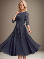 Robe de mère de la mariée en dentelle et mousseline, longueur thé, en ligne A, décolleté arrondi, ornée de paillettes