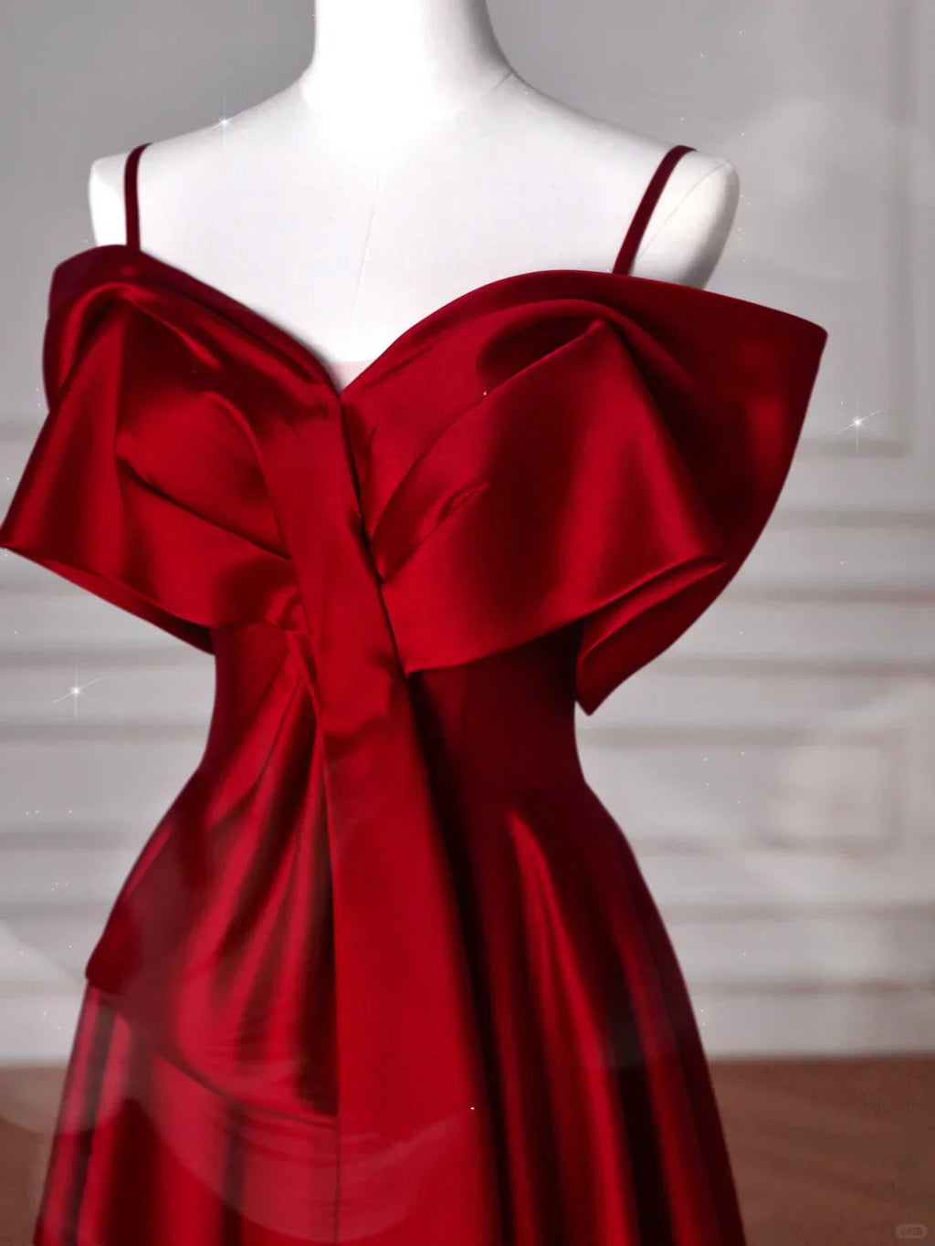 Abito da sera rosso in raso con scollo a barca, fiocco, linea a trapezio Y8626