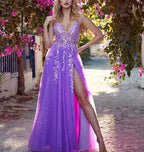 Vestido largo de fiesta morado con escote en V, aplicaciones de encaje de tul y abertura alta para la noche Y7847