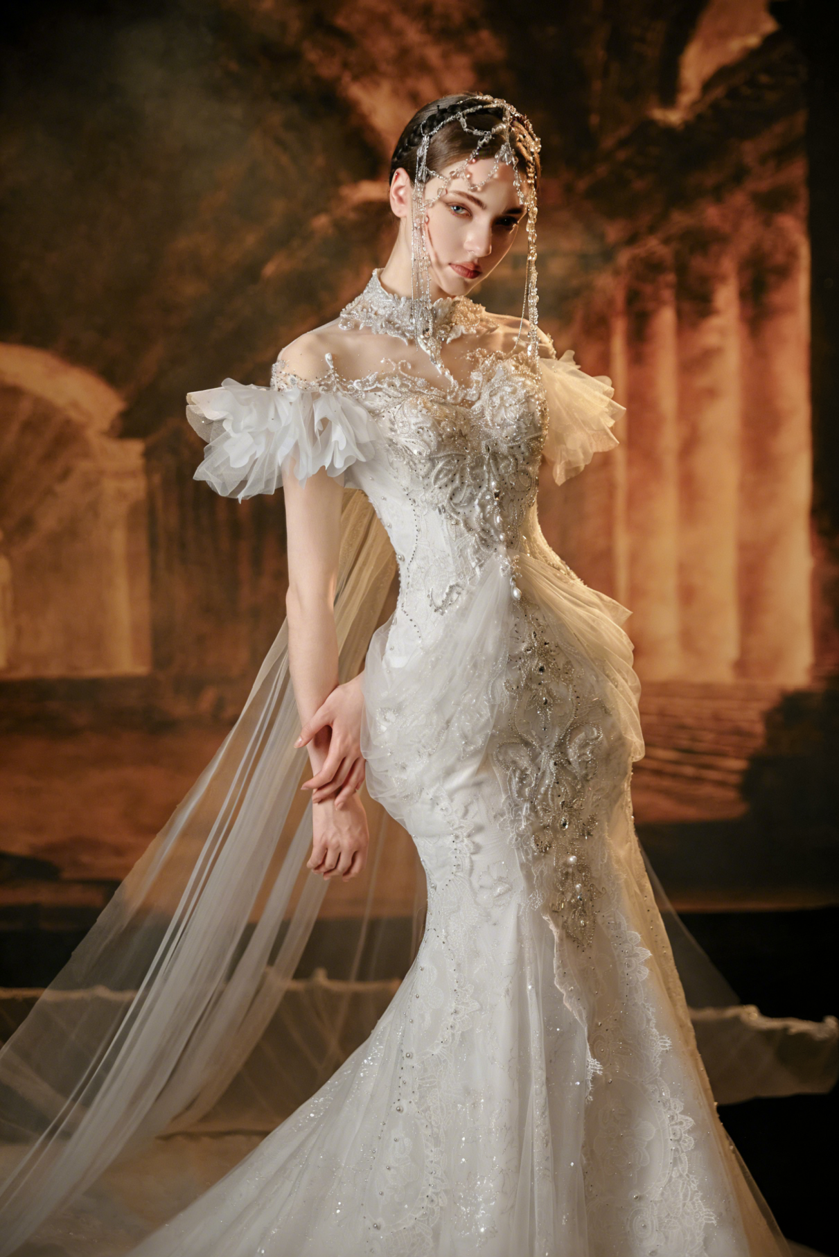 Robe de mariée sirène perlée avec col montant et manches en tulle volanté