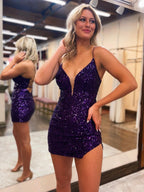 Figurbetontes Neckholder-Kurzkleid mit V-Ausschnitt und Homecoming-Kleid