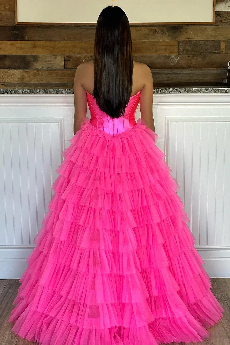 Abito da sera a balze in tulle con scollo a cuore e spacco, linea a trapezio