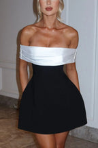 Robe courte décolletée asymétrique avec nœud ornemental et contraste séduisant