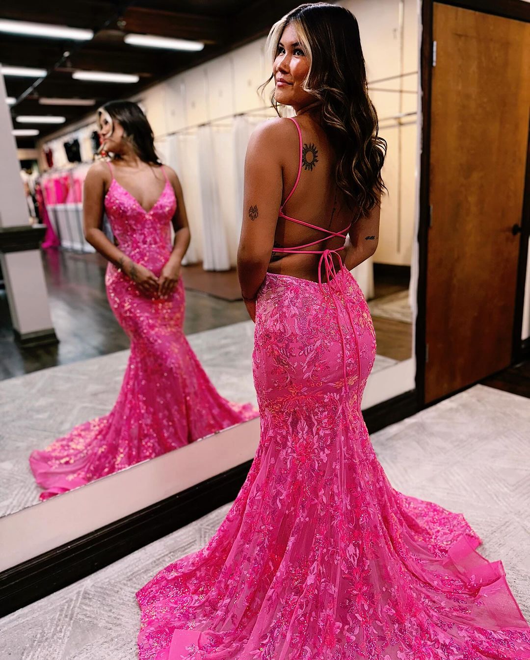 Abito lungo da sera rosa con paillettes a sirena senza maniche e spalline sottili scoperte sul retro