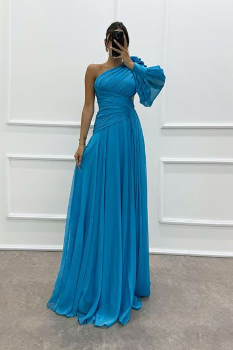 Vestido de noche con diseño de detalle de una manga en los hombros