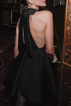 Elegantes, einfarbiges, rückenfreies Abendkleid mit Schleife und Neckholder 