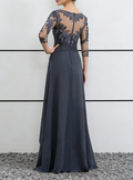 Robe longue à col illusion en dentelle bleu poussière et mousseline avec manches trois-quarts et jupe à volants
