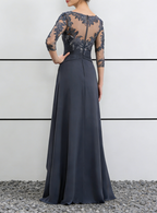 Robe longue à col illusion en dentelle bleu poussière et mousseline avec manches trois-quarts et jupe à volants