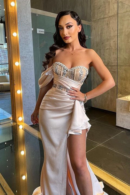 Vestido de fiesta largo de sirena con cuentas y abertura, sin tirantes