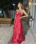 Vestido de noite elegante em cetim, corte evasê, com alças finas e camadas Y728