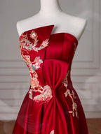 Splendido abito da sera senza spalline in raso rosso con ricamo di paillettes a linea ad A Y8631