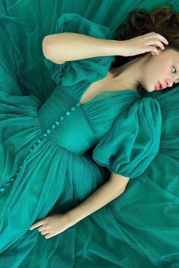 Elegante vestido de noche verde oscuro de tul con escote en V y mangas cortas.