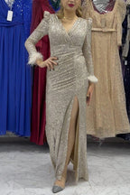 Vestido largo de noche con abertura y mangas con ribete de plumas y lentejuelas de Sparkle World 