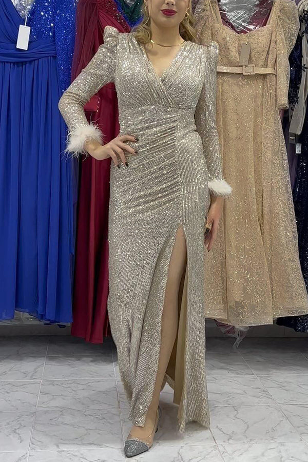 Vestido largo de noche con abertura y mangas con ribete de plumas y lentejuelas de Sparkle World 