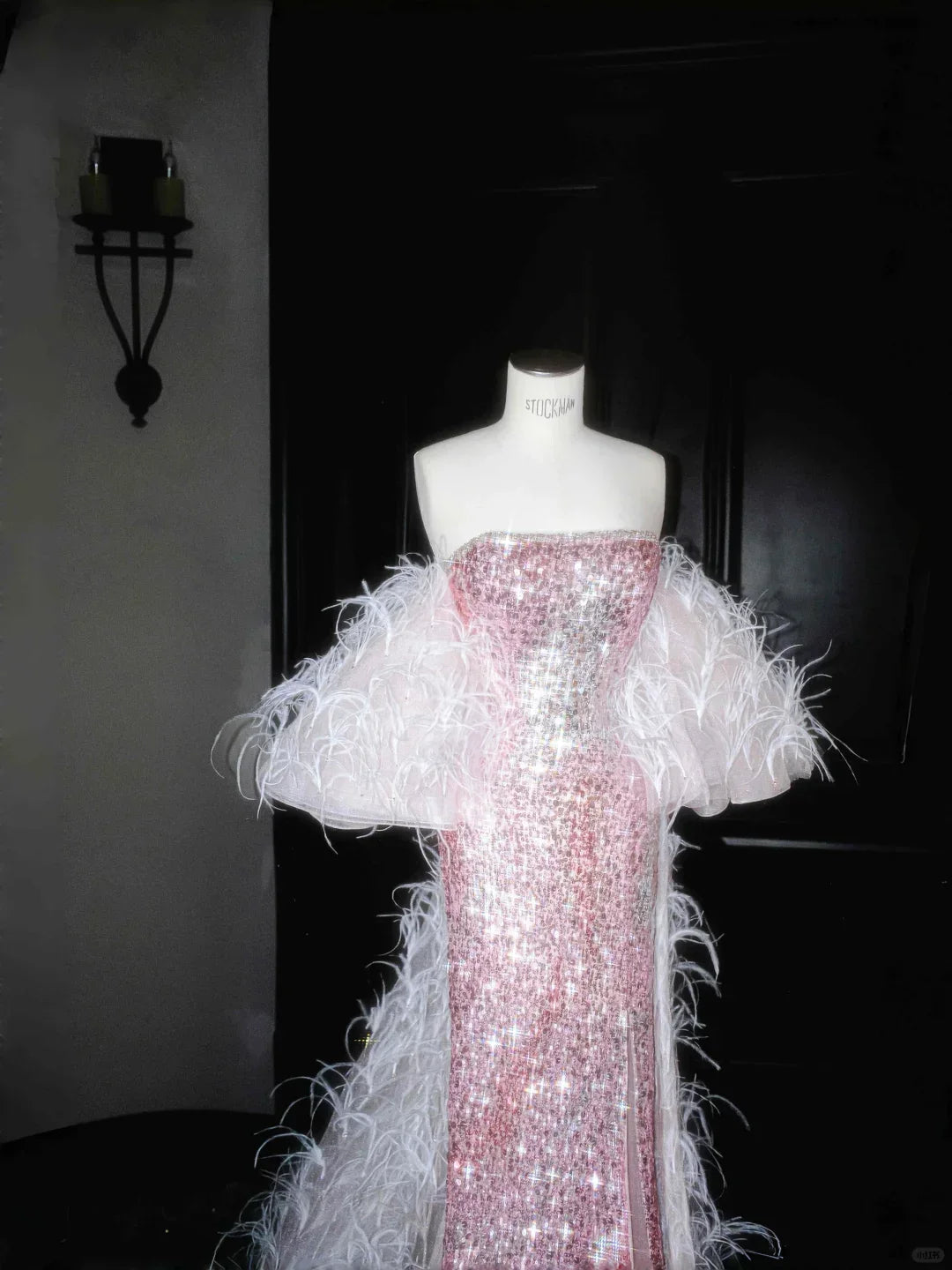 Vestido de Noite Sereia Rosa Fada com Lantejoulas, Plumas e Sem Alças, Fenda, Vestido de Baile Y8660