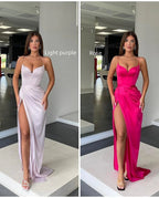 Abito da sera lungo a sirena con scollo a cuore, senza maniche, con spalline sottili e spacco