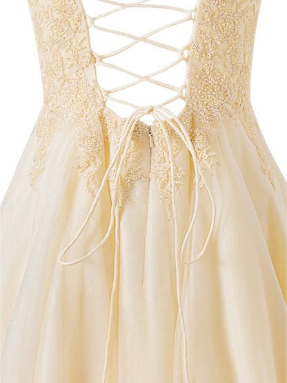 Vestido corto de gasa con corte A para fiesta de bienvenida