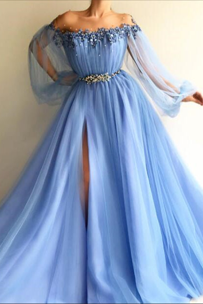 Abito da sera lungo in tulle con maniche lunghe scoperte sulle spalle, perline e spacchi