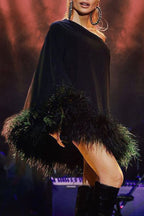 Vestido de Festa Mini com Bainha de Penas e Ombro a Descoberto Vegas Living