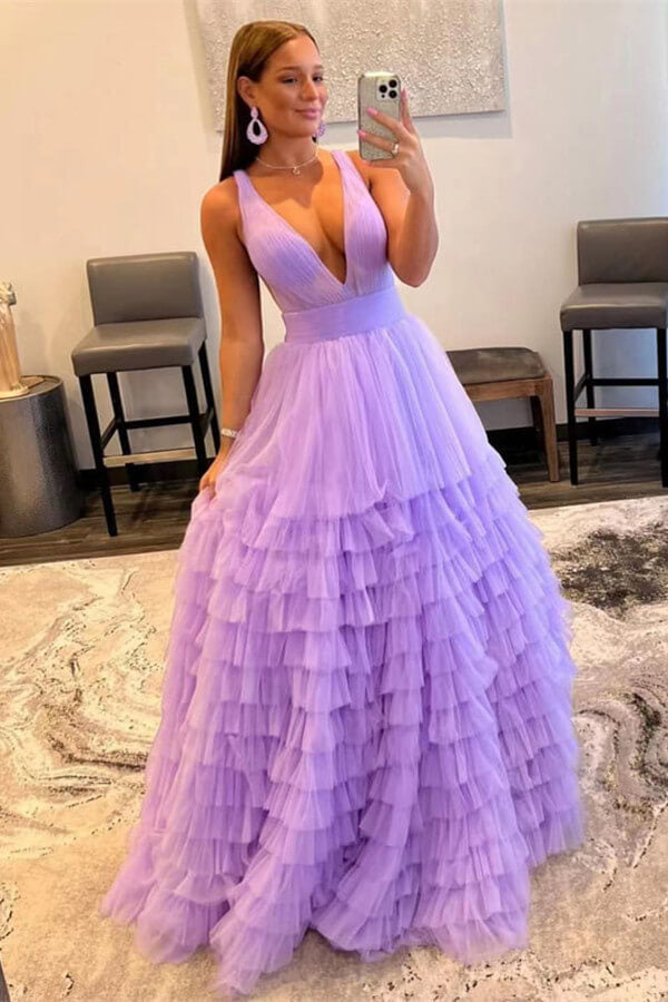 Vestido de fiesta con escote en V, corte A y hombros descubiertos con capas de tul etéreo