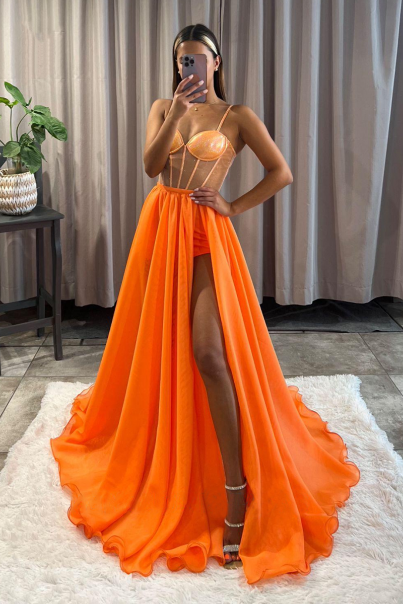 Robe de bal orange longue en mousseline avec fines bretelles spaghetti et fente haute