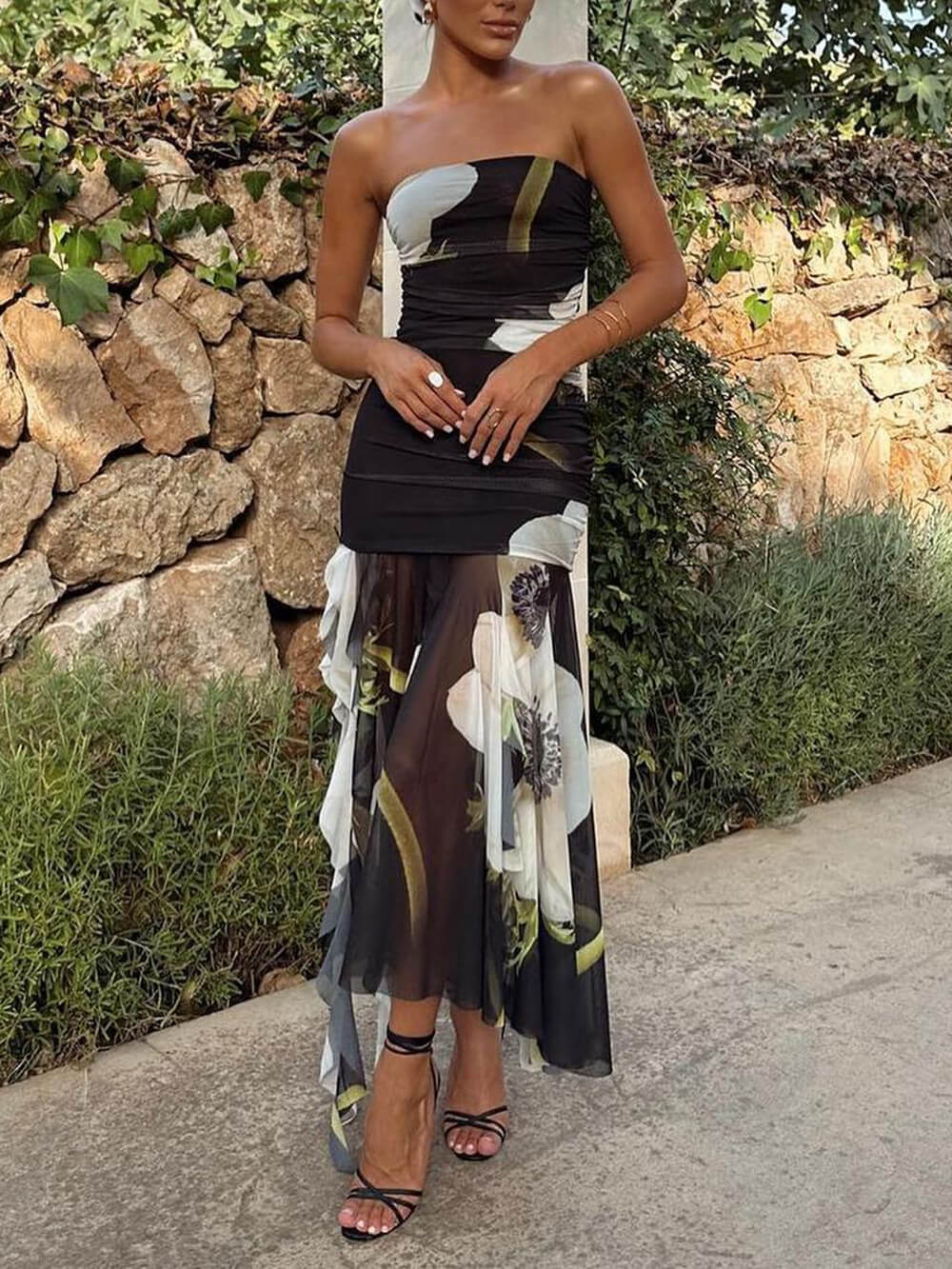 Vestido midi elástico con volantes fruncidos, hombros descubiertos y estampado floral con superposición de malla 