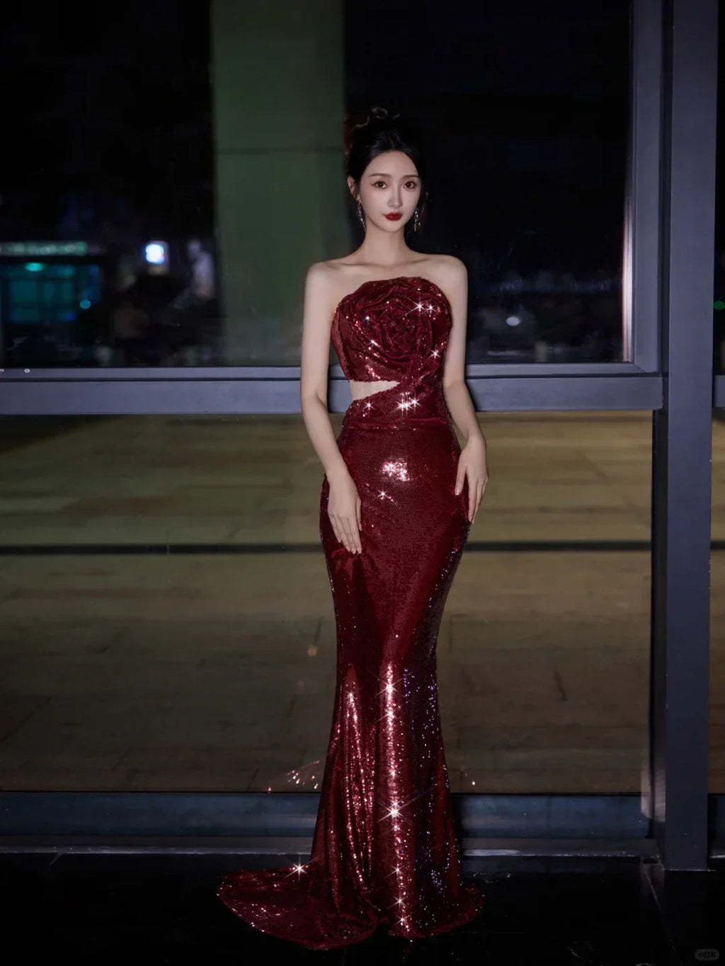 Robe de bal longue sirène bordeaux sans bretelles ornée de fleurs de rose en sequins Y8595
