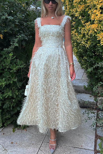 Feenhafter und attraktiver Look, flauschiges Midikleid aus Quastenstoff mit quadratischem Ausschnitt 